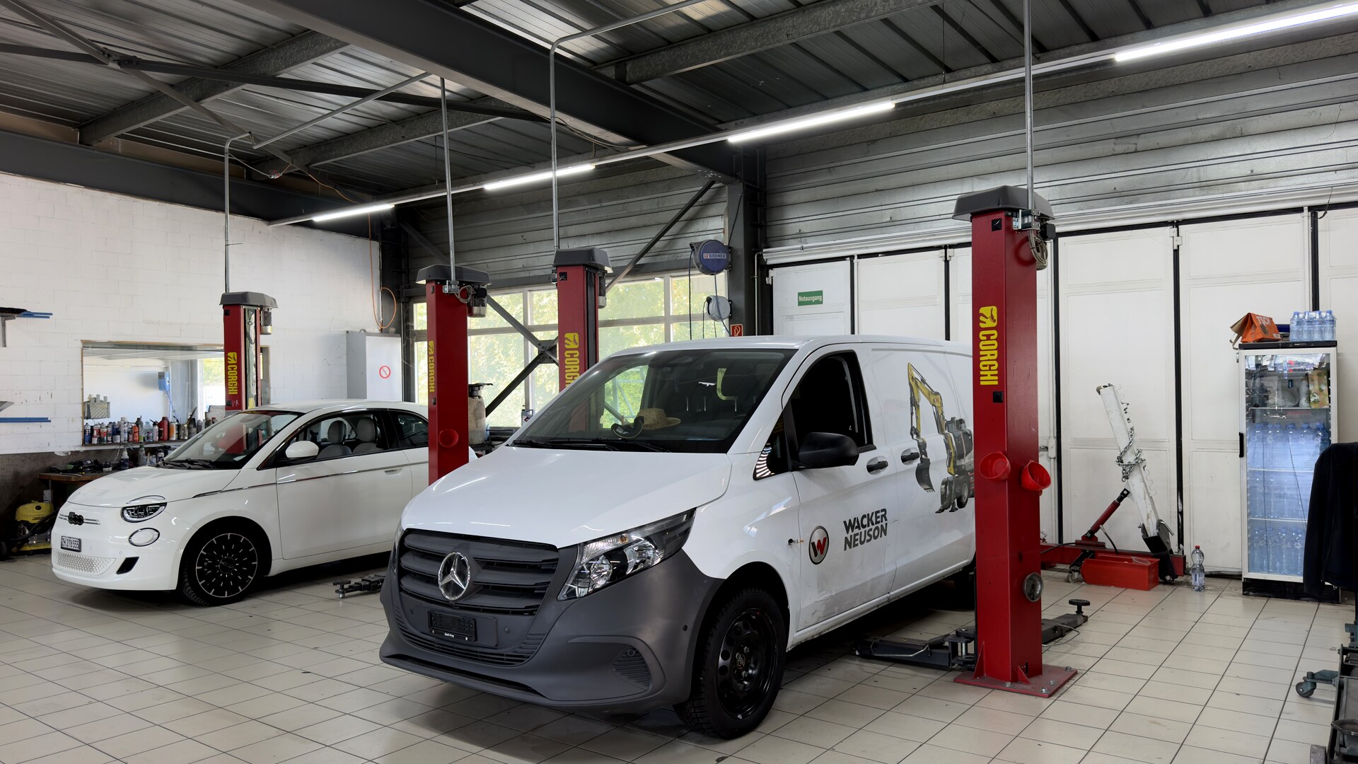 Moderne Hebebühnen und Werkstattservice